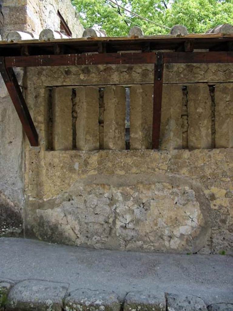 V.3-4, Herculaneum, May 2003. Exterior wall at north end (V.4).
Photo courtesy of Nicolas Monteix.